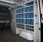 Modulo destro dell'allestimento Syncro Ultra nel NV250, con pannello portautensili e cassettiera