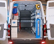 Allestimento officina mobile sul NV250 con morsa, portarotolo e tanica