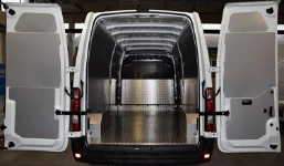 Allestimento officina mobile sul Dacia Dokker con morsa, portarotolo e tanica