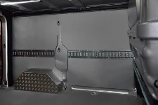 Berlingo Citroen con rivestimento interno in legno e lamiera