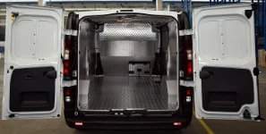 Allestimento officina mobile sul Dacia Dokker con morsa, portarotolo e tanica