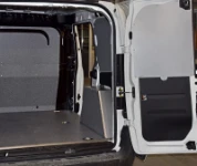 Rivestimento lato sinistro del Dokker con copriruota in alluminio mandorlato