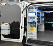 Scaffale con portamorsa, portarotolo e cassettiera sul lato sinistro del Dokker
