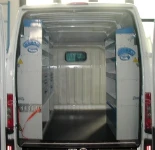 Vista posteriore Allestimento Movano con rivestimenti, accesso e scaffalatura