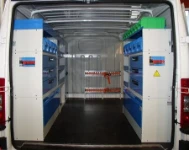Vista posteriore Allestimento Movano con rivestimenti, accesso e scaffalatura