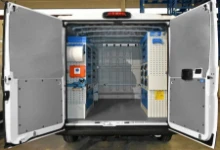 Vista posteriore Allestimento Movano con rivestimenti, accesso e scaffalatura