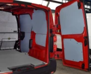 Rivestimento lato sinistro del Dokker con copriruota in alluminio mandorlato