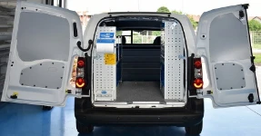 Vista posteriore Allestimento Movano con rivestimenti, accesso e scaffalatura