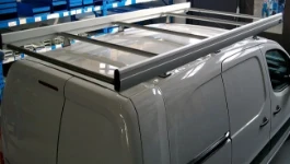 Cassettiera con cassetti capienti e cinghia di fissaggio nel Dacia Dokker
