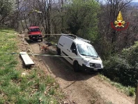 Recovering the van with ropes attached to the Syncro roof rack