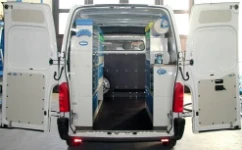 Allestimento officina mobile sul Dacia Dokker con morsa, portarotolo e tanica