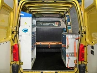 Vista posteriore Allestimento Movano con rivestimenti, accesso e scaffalatura