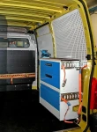 Scaffalatura con divisori e vasca stagna sul lato destro del Movano