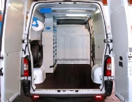 Vista posteriore Allestimento Movano con rivestimenti, accesso e scaffalatura