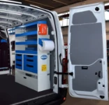 Scaffale con minuteria in contenitori trasparenti e cassetto nel Dokker