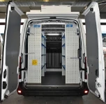 Vista posteriore Allestimento Movano con rivestimenti, accesso e scaffalatura