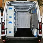 Vista posteriore Allestimento Movano con rivestimenti, accesso e scaffalatura