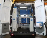 Vista posteriore Allestimento Movano con rivestimenti, accesso e scaffalatura