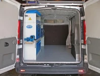 Vista posteriore Allestimento Movano con rivestimenti, accesso e scaffalatura