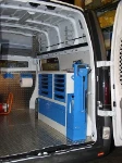 Scaffalatura con divisori e vasca stagna sul lato destro del Movano