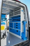 03_Drawers, transparent containers, configurable shelves and a vice bench on the right of the Sprinter