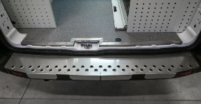 04_Syncro’s special impact-resistant bumper footplate on the Transit L3 H2