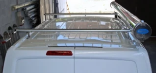 Roof bars with a pipe carrier on the Opel Vivaro