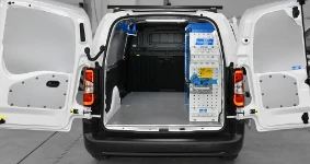 Right-side fit-out with shelving and linings for the Doblò