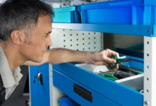 Shelves with aluminium space dividers