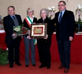 The prize being awarded by mayor Silvia Pasinato