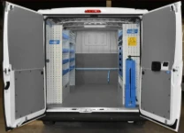 Allestimento officina mobile sul Dacia Dokker con morsa, portarotolo e tanica