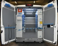 Vista posteriore Allestimento Movano con rivestimenti, accesso e scaffalatura