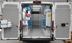 Allestimento officina mobile con scaffali, kit lavamani, banco da lavoro e morse