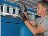 Using the adjustable hooks on the Syncroblock bar