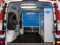 Vista posteriore Allestimento Movano con rivestimenti, accesso e scaffalatura