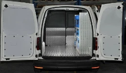 Allestimento officina mobile sul Dacia Dokker con morsa, portarotolo e tanica