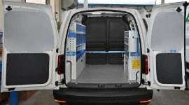 Vista posteriore Allestimento Movano con rivestimenti, accesso e scaffalatura