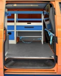 Berlingo Citroen con rivestimento interno in legno e lamiera