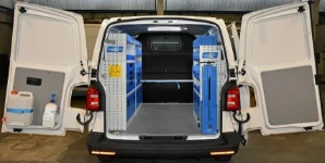 Allestimento officina mobile sul Dacia Dokker con morsa, portarotolo e tanica