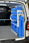 Scaffale con minuteria in contenitori trasparenti e cassetto nel Dokker