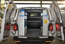 Vista posteriore Allestimento Movano con rivestimenti, accesso e scaffalatura